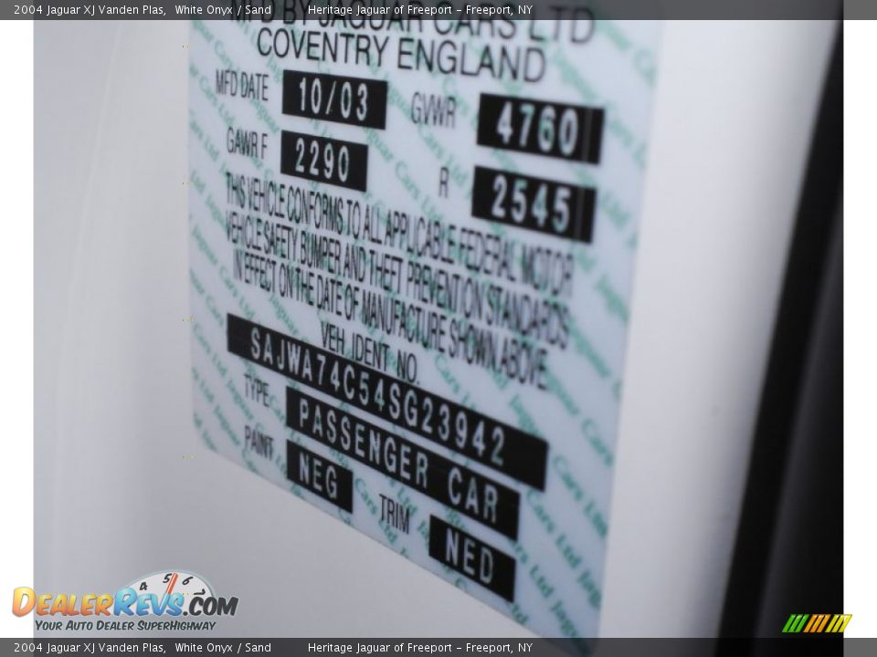 2004 Jaguar XJ Vanden Plas White Onyx / Sand Photo #27