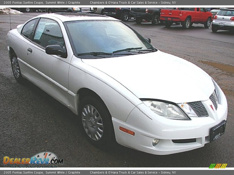 Front 3/4 View of 2005 Pontiac Sunfire Coupe Photo #9