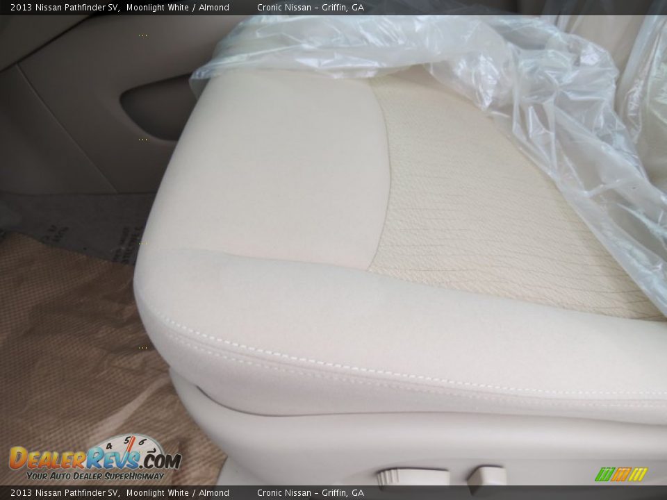 2013 Nissan Pathfinder SV Moonlight White / Almond Photo #10