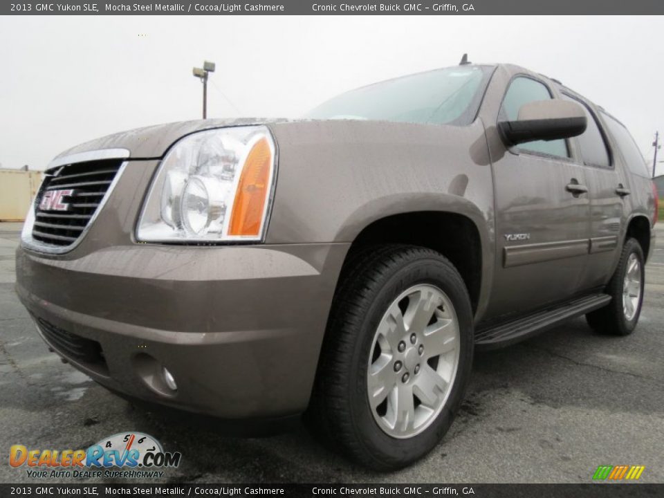 Front 3/4 View of 2013 GMC Yukon SLE Photo #3