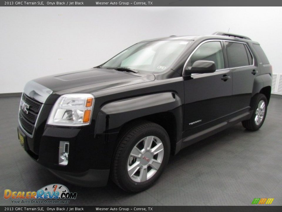 Front 3/4 View of 2013 GMC Terrain SLE Photo #1