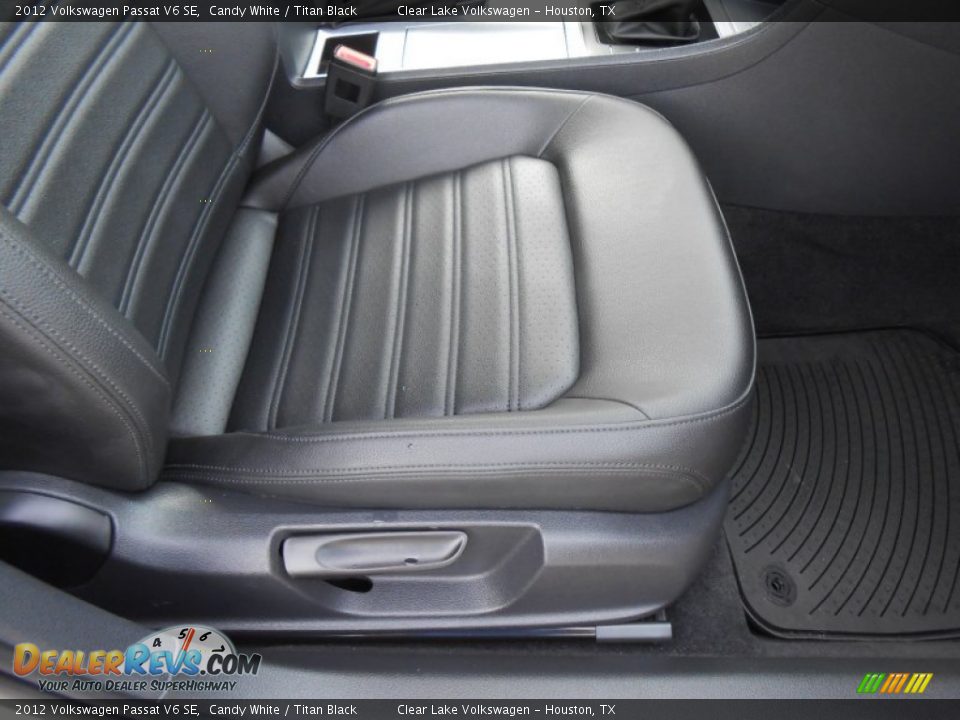 2012 Volkswagen Passat V6 SE Candy White / Titan Black Photo #19