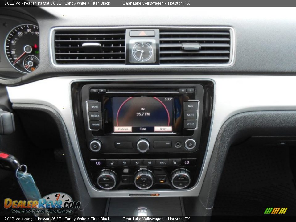 2012 Volkswagen Passat V6 SE Candy White / Titan Black Photo #24