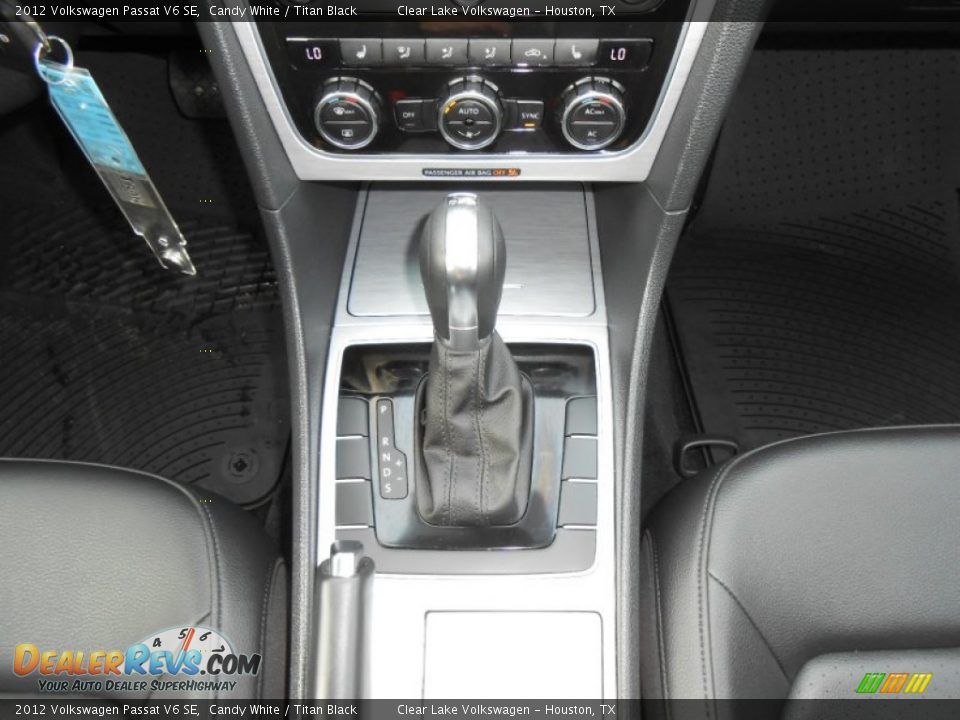 2012 Volkswagen Passat V6 SE Candy White / Titan Black Photo #25