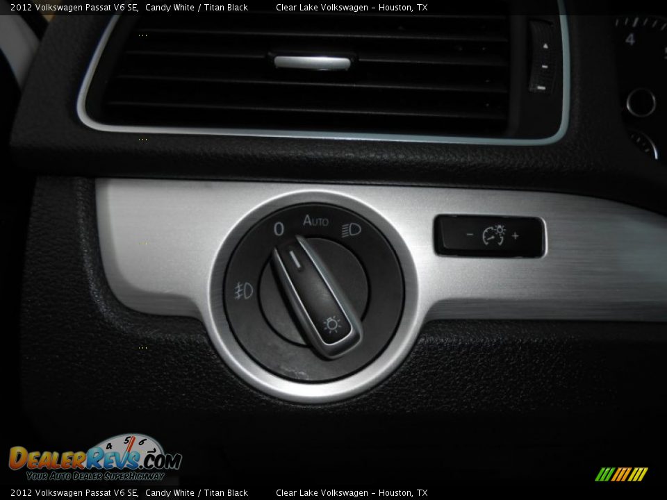 2012 Volkswagen Passat V6 SE Candy White / Titan Black Photo #31