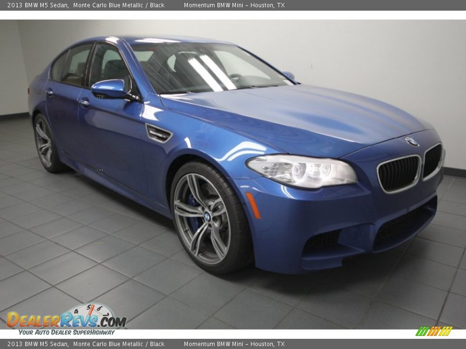 Front 3/4 View of 2013 BMW M5 Sedan Photo #1