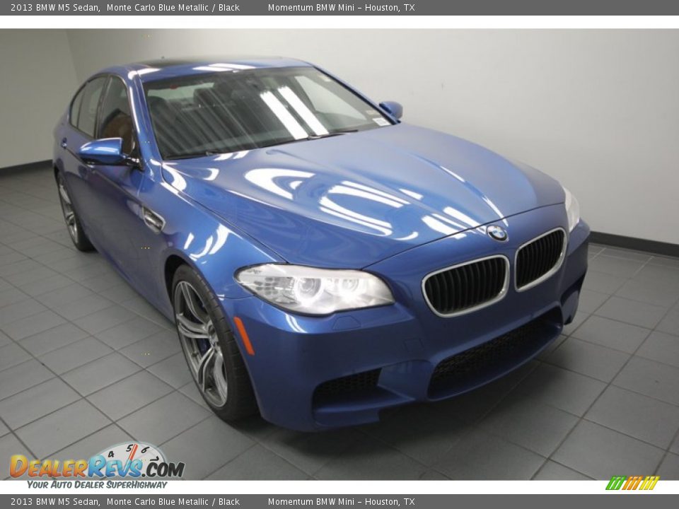 Front 3/4 View of 2013 BMW M5 Sedan Photo #5