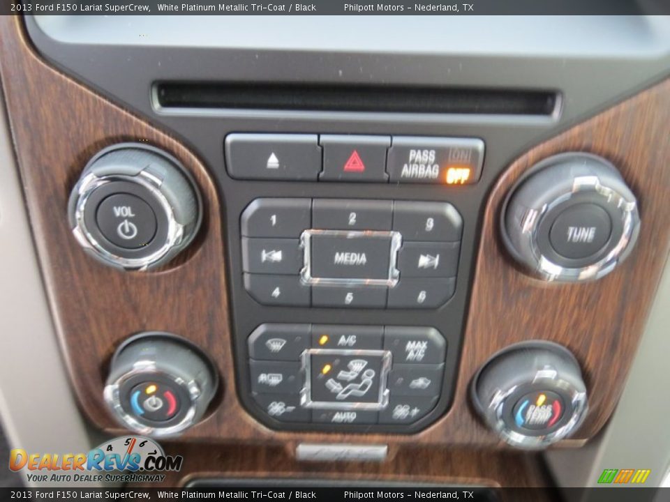 2013 Ford F150 Lariat SuperCrew White Platinum Metallic Tri-Coat / Black Photo #31