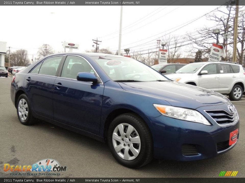 Front 3/4 View of 2011 Toyota Camry  Photo #3