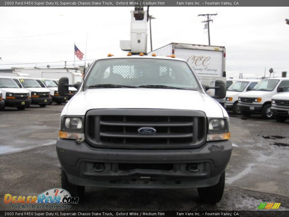 2003 Ford F450 Super Duty XL Supercab Chassis Stake Truck Oxford White / Medium Flint Photo #2