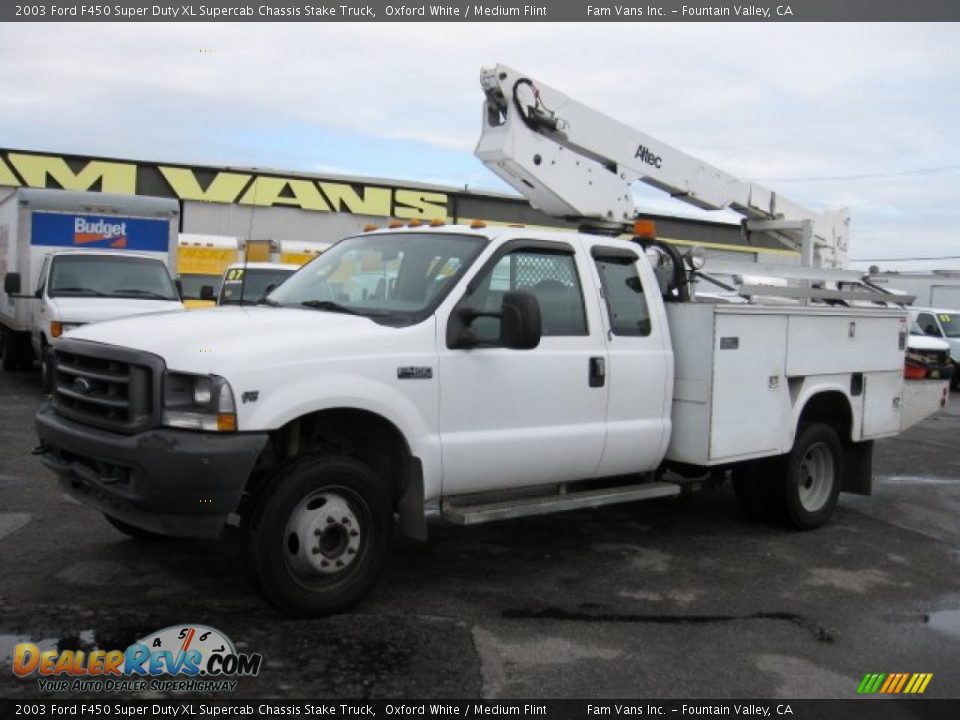 2003 Ford F450 Super Duty XL Supercab Chassis Stake Truck Oxford White / Medium Flint Photo #3