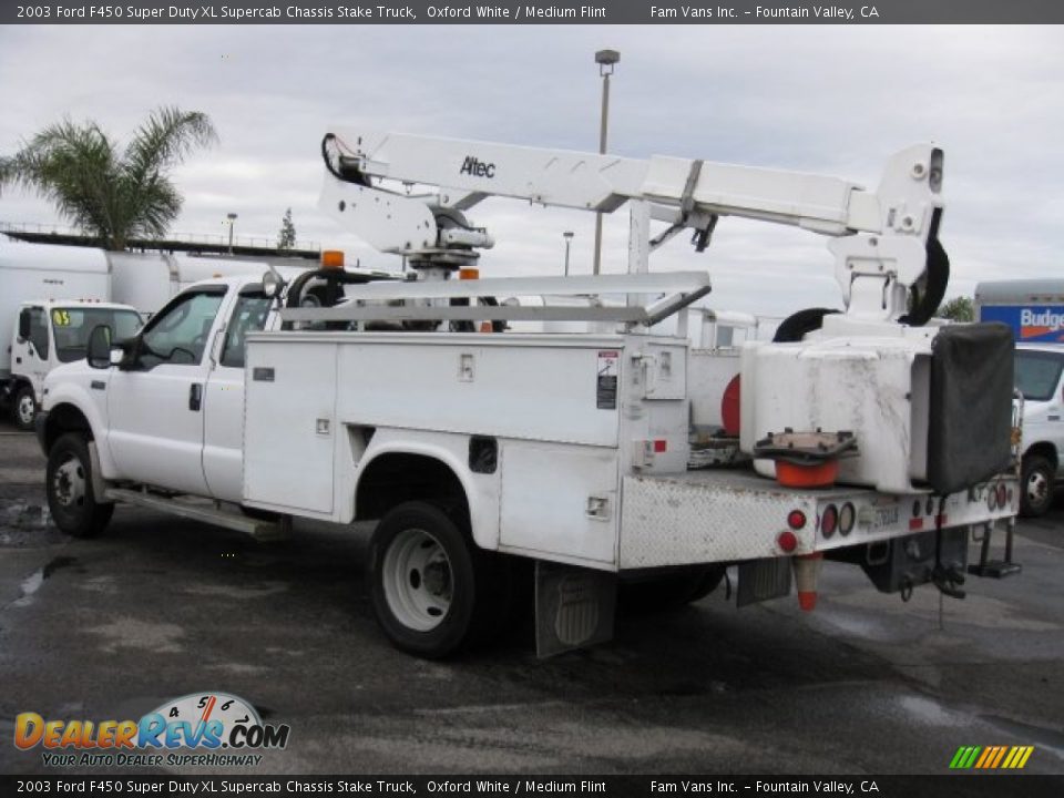 2003 Ford F450 Super Duty XL Supercab Chassis Stake Truck Oxford White / Medium Flint Photo #4