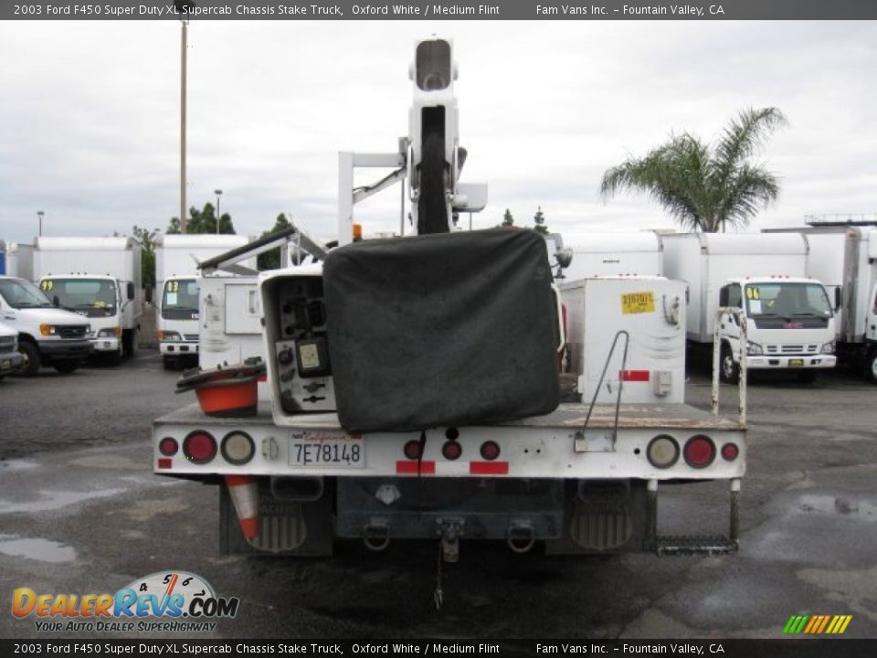2003 Ford F450 Super Duty XL Supercab Chassis Stake Truck Oxford White / Medium Flint Photo #5