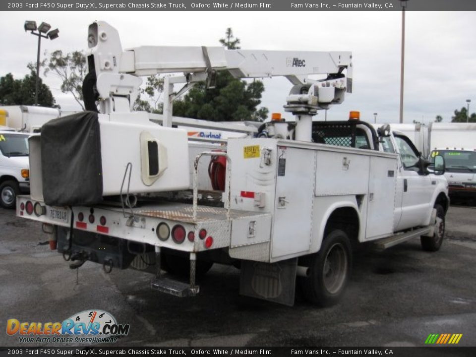 2003 Ford F450 Super Duty XL Supercab Chassis Stake Truck Oxford White / Medium Flint Photo #6