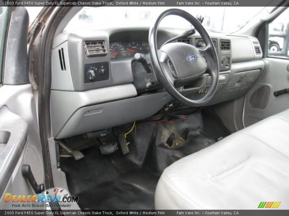 2003 Ford F450 Super Duty XL Supercab Chassis Stake Truck Oxford White / Medium Flint Photo #10