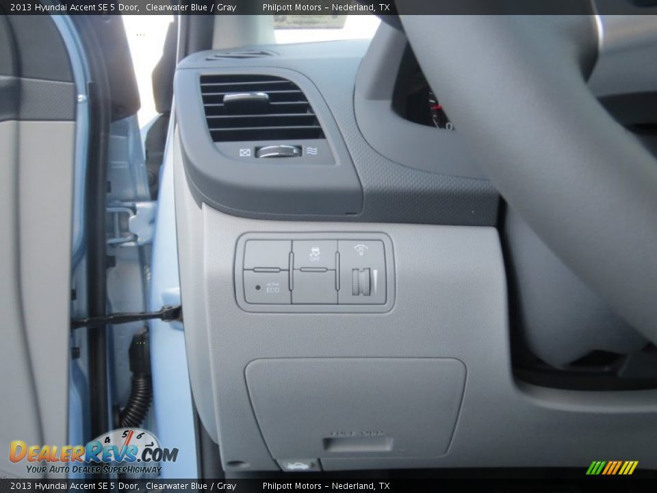 2013 Hyundai Accent SE 5 Door Clearwater Blue / Gray Photo #30