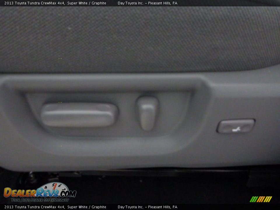 2013 Toyota Tundra CrewMax 4x4 Super White / Graphite Photo #17