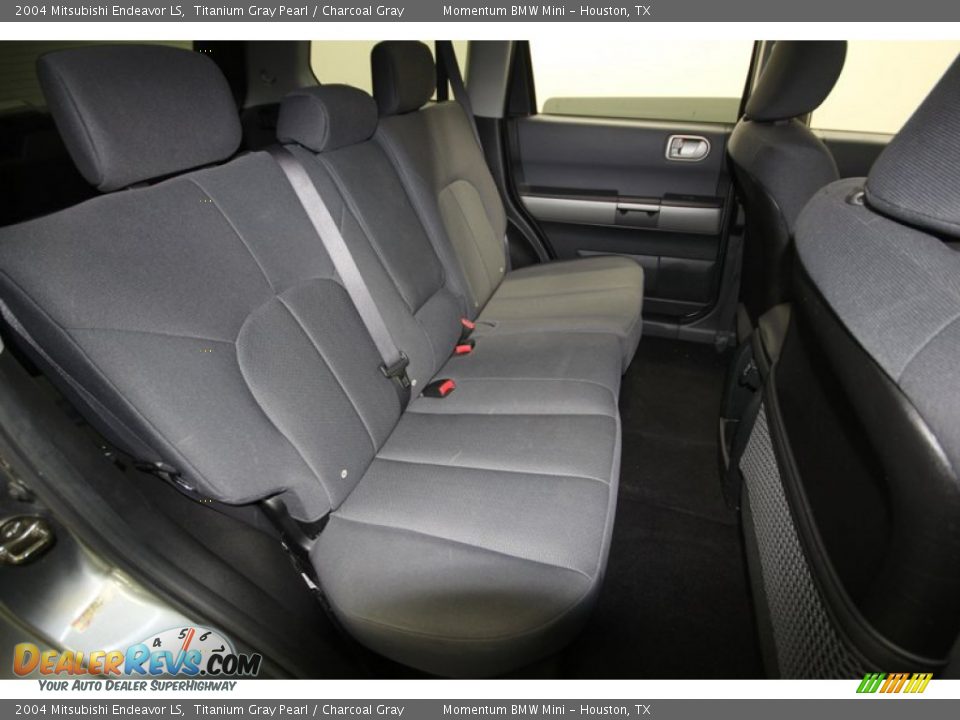 2004 Mitsubishi Endeavor LS Titanium Gray Pearl / Charcoal Gray Photo #17
