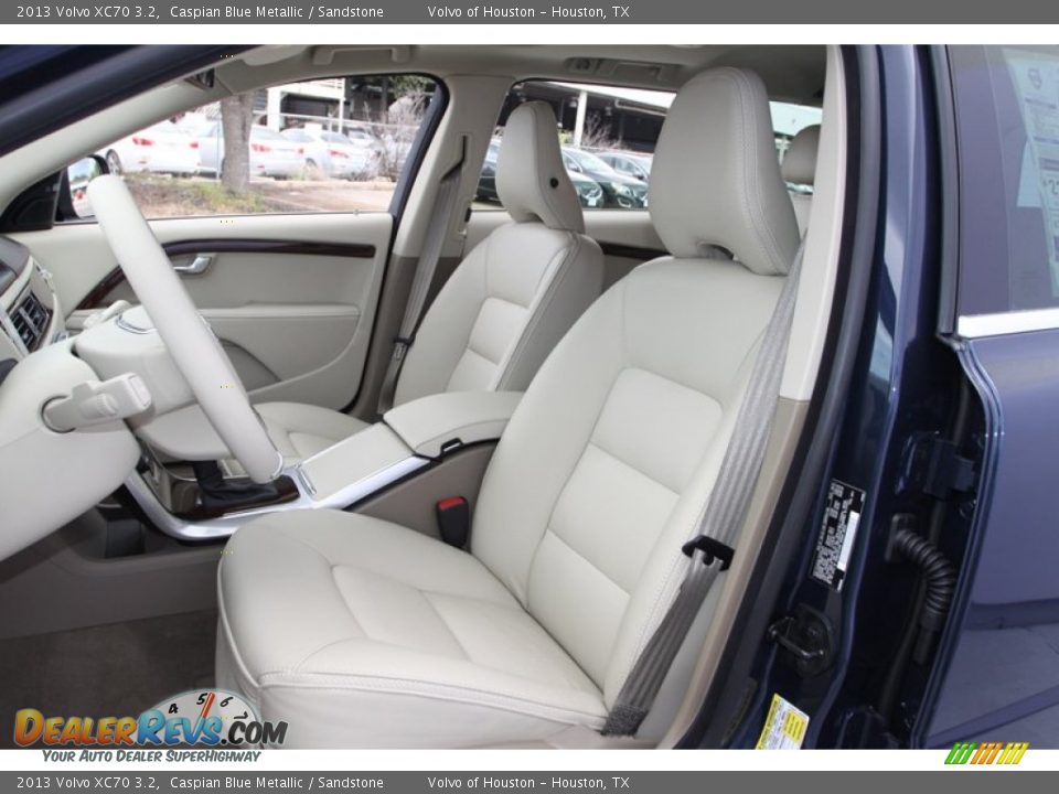 Front Seat of 2013 Volvo XC70 3.2 Photo #12