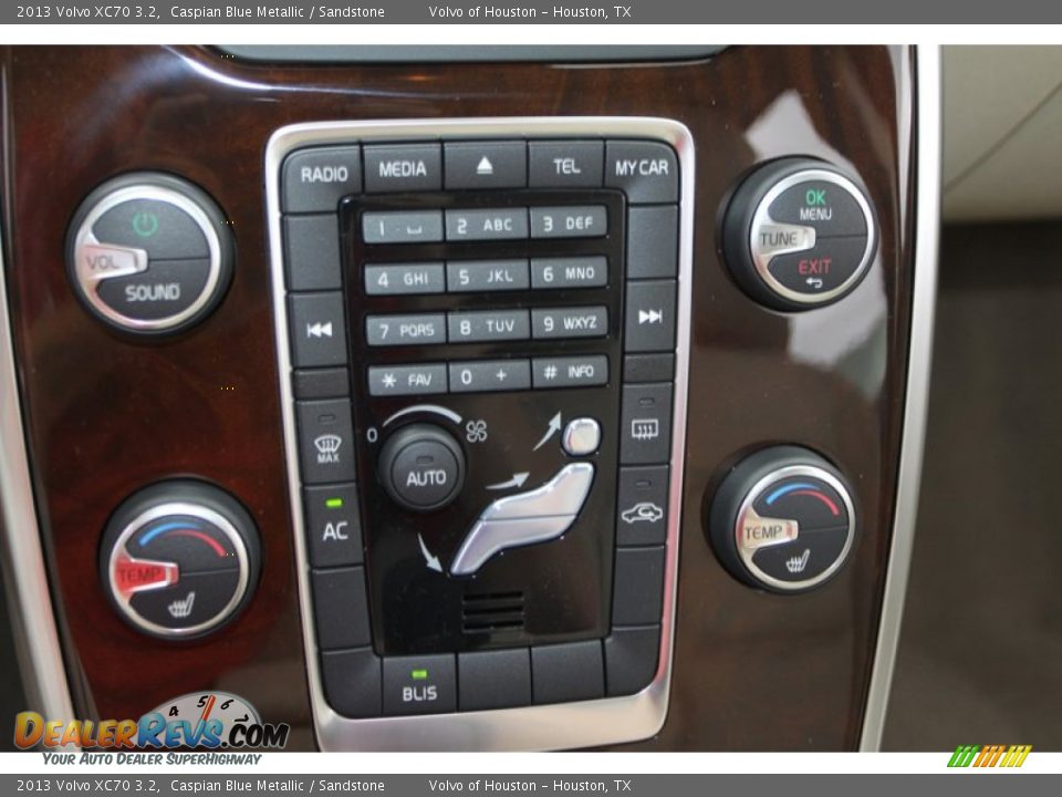 Controls of 2013 Volvo XC70 3.2 Photo #19