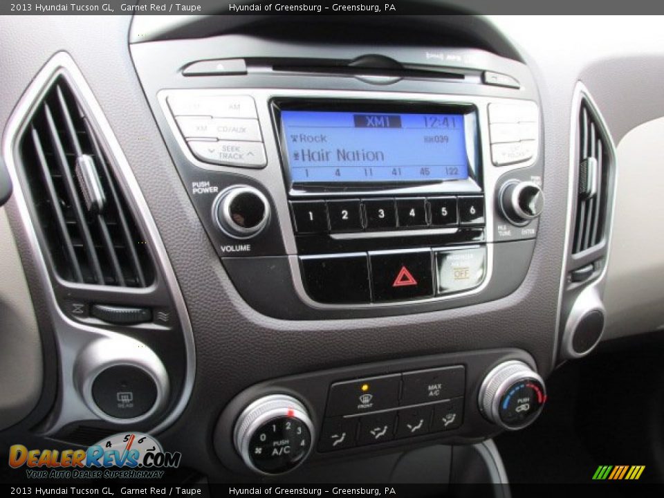Controls of 2013 Hyundai Tucson GL Photo #8