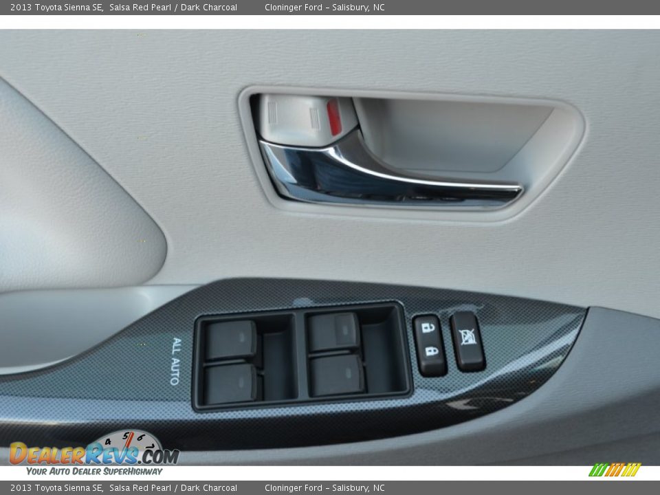 2013 Toyota Sienna SE Salsa Red Pearl / Dark Charcoal Photo #9