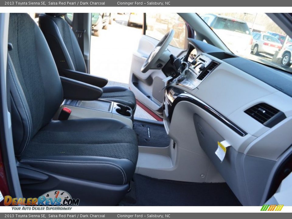 2013 Toyota Sienna SE Salsa Red Pearl / Dark Charcoal Photo #18
