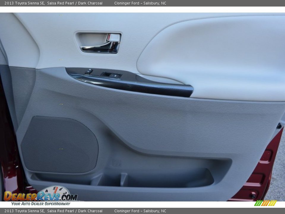 2013 Toyota Sienna SE Salsa Red Pearl / Dark Charcoal Photo #20