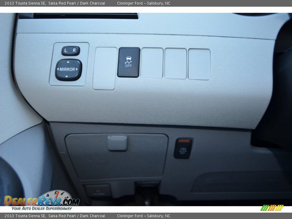 2013 Toyota Sienna SE Salsa Red Pearl / Dark Charcoal Photo #27