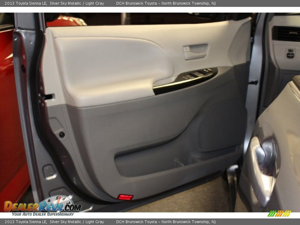 2013 Toyota Sienna LE Silver Sky Metallic / Light Gray Photo #7