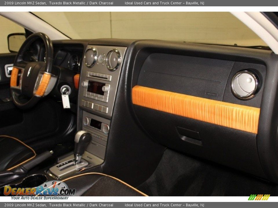 Dashboard of 2009 Lincoln MKZ Sedan Photo #12