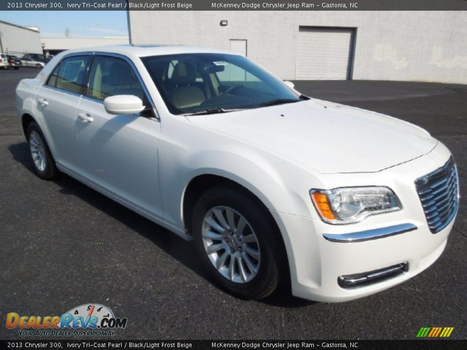2013 Chrysler 300 Ivory Tri-Coat Pearl / Black/Light Frost Beige Photo #1