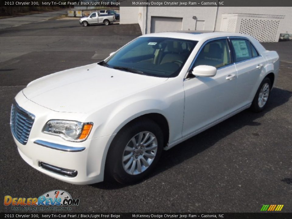 2013 Chrysler 300 Ivory Tri-Coat Pearl / Black/Light Frost Beige Photo #2
