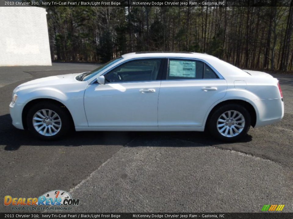 2013 Chrysler 300 Ivory Tri-Coat Pearl / Black/Light Frost Beige Photo #3