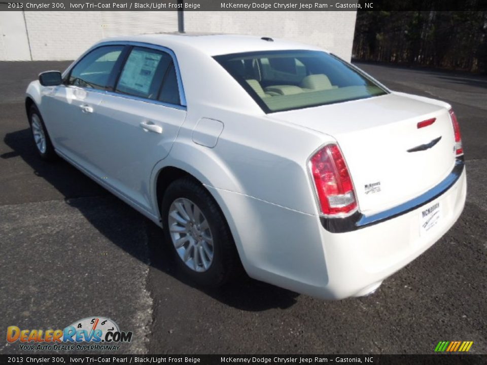 2013 Chrysler 300 Ivory Tri-Coat Pearl / Black/Light Frost Beige Photo #4