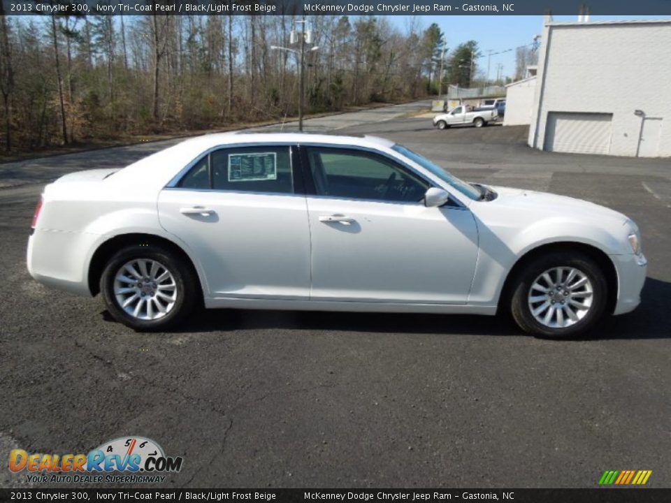 2013 Chrysler 300 Ivory Tri-Coat Pearl / Black/Light Frost Beige Photo #6