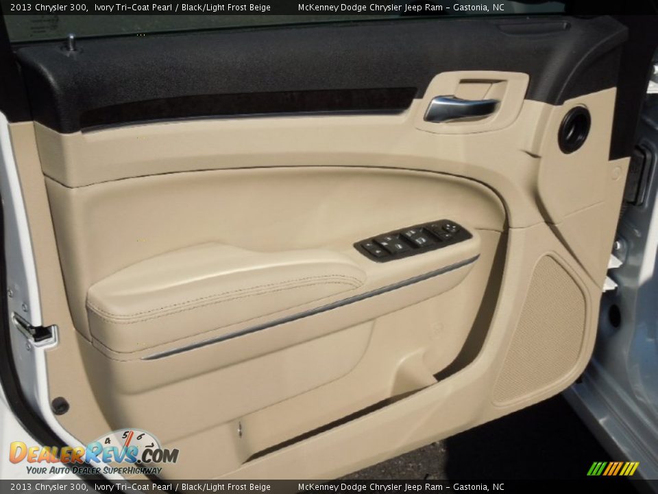 2013 Chrysler 300 Ivory Tri-Coat Pearl / Black/Light Frost Beige Photo #10