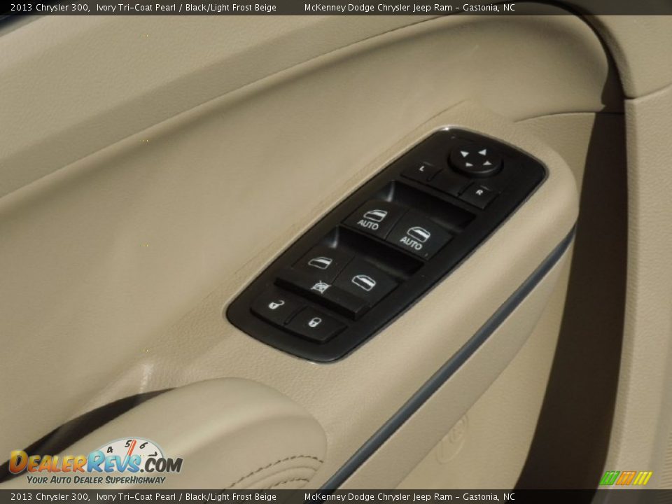 2013 Chrysler 300 Ivory Tri-Coat Pearl / Black/Light Frost Beige Photo #11