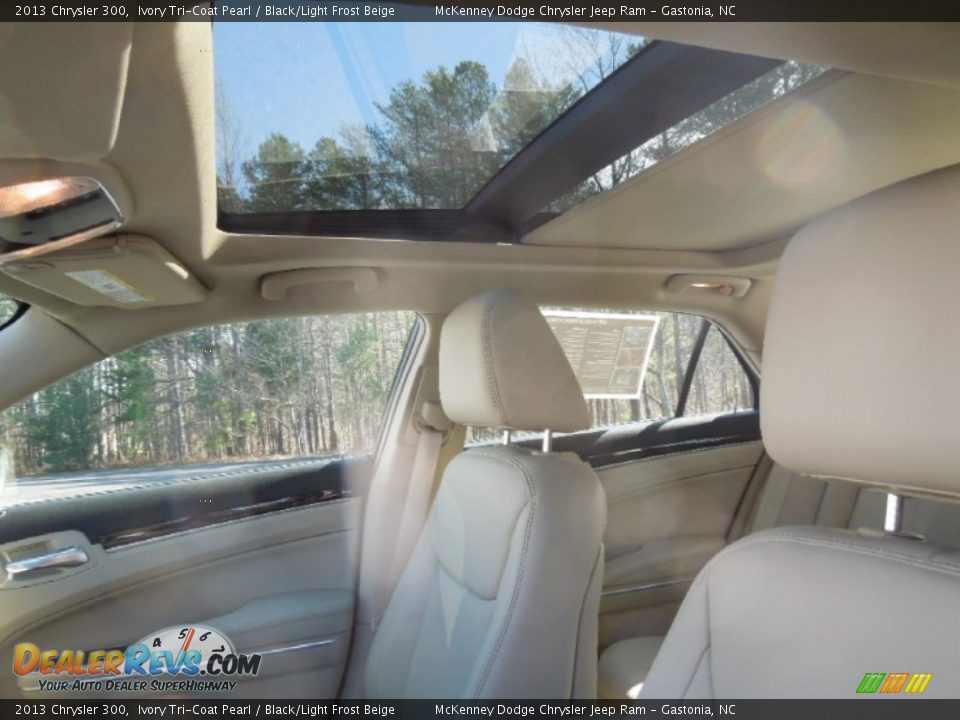 2013 Chrysler 300 Ivory Tri-Coat Pearl / Black/Light Frost Beige Photo #12