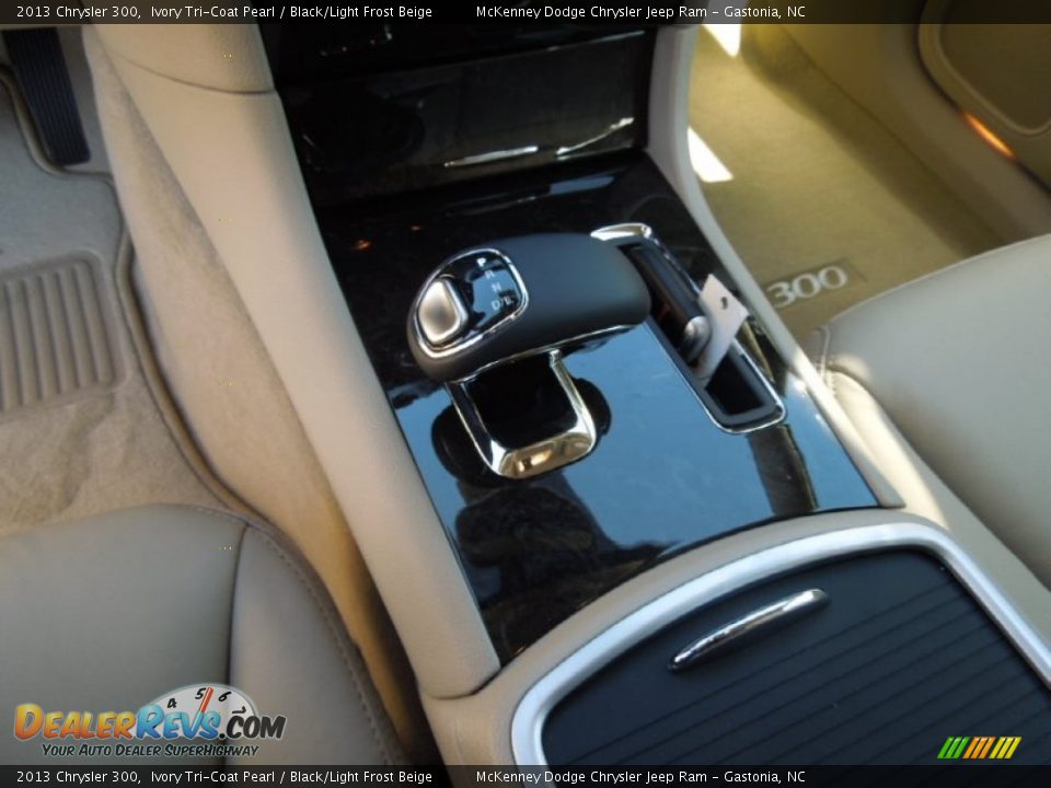 2013 Chrysler 300 Ivory Tri-Coat Pearl / Black/Light Frost Beige Photo #13