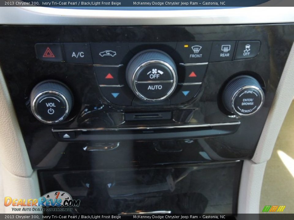 2013 Chrysler 300 Ivory Tri-Coat Pearl / Black/Light Frost Beige Photo #14