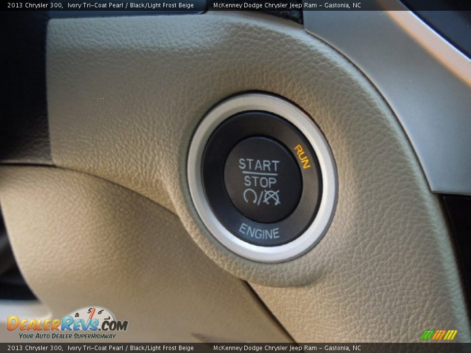 2013 Chrysler 300 Ivory Tri-Coat Pearl / Black/Light Frost Beige Photo #15