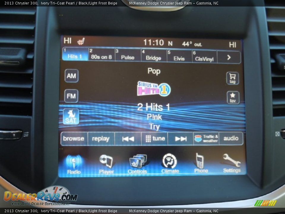 2013 Chrysler 300 Ivory Tri-Coat Pearl / Black/Light Frost Beige Photo #16