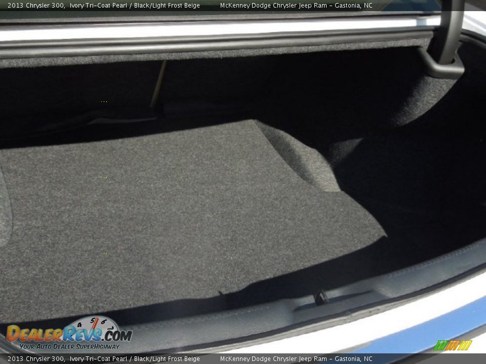 2013 Chrysler 300 Ivory Tri-Coat Pearl / Black/Light Frost Beige Photo #21