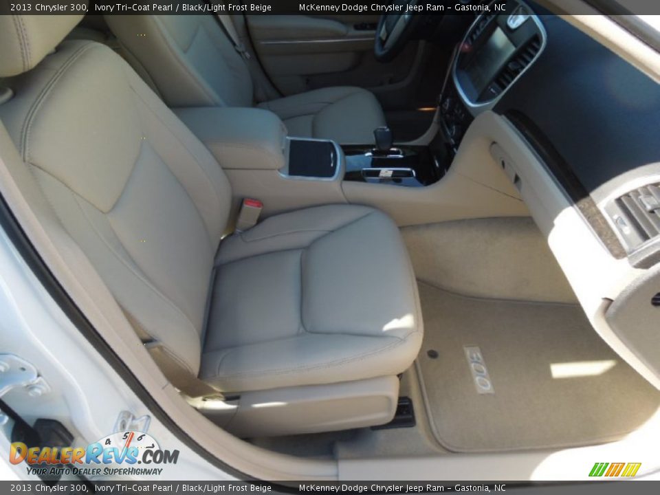 2013 Chrysler 300 Ivory Tri-Coat Pearl / Black/Light Frost Beige Photo #22