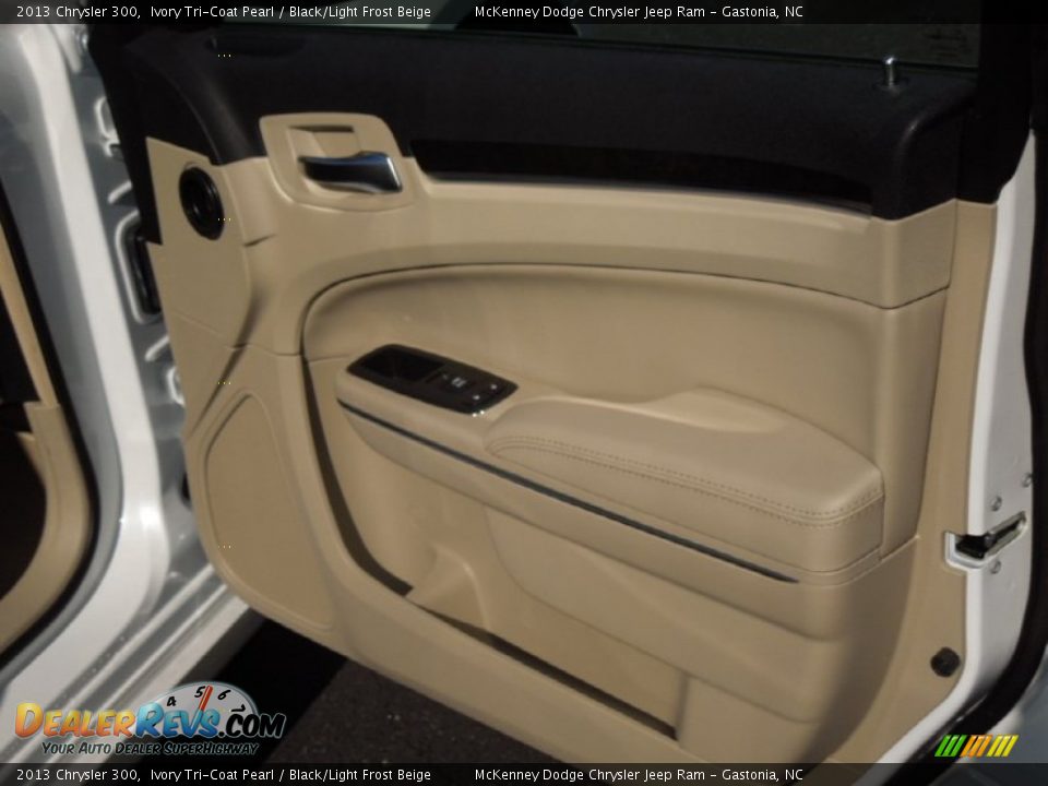 2013 Chrysler 300 Ivory Tri-Coat Pearl / Black/Light Frost Beige Photo #23