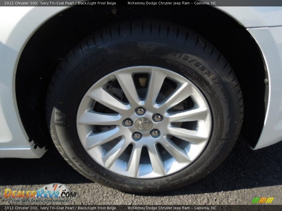 2013 Chrysler 300 Ivory Tri-Coat Pearl / Black/Light Frost Beige Photo #24