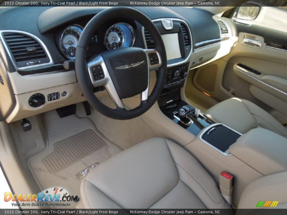 2013 Chrysler 300 Ivory Tri-Coat Pearl / Black/Light Frost Beige Photo #26