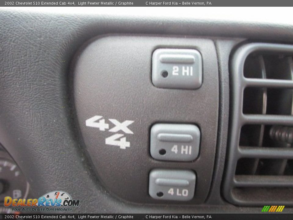 2002 Chevrolet S10 Extended Cab 4x4 Light Pewter Metallic / Graphite Photo #13