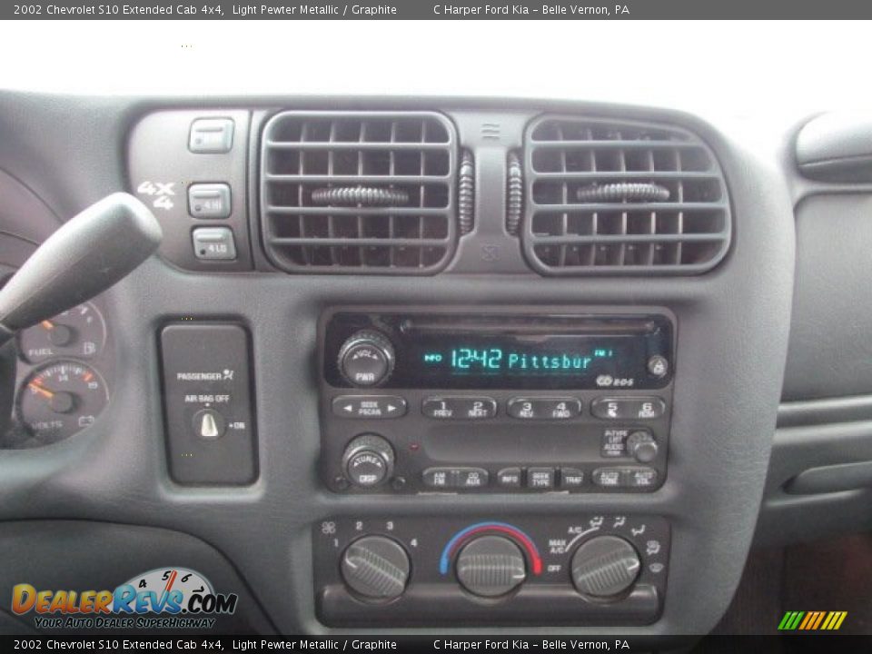 2002 Chevrolet S10 Extended Cab 4x4 Light Pewter Metallic / Graphite Photo #14